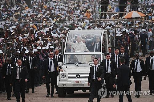 앙골라 킬람바에 미사 주례를 위해 도착한 레오 14세 교황 [AP 연합뉴스 자료사진. 재판매 및 DB 금지]