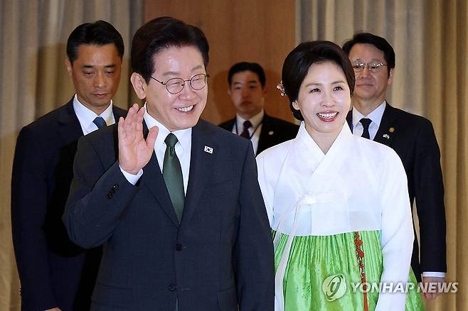 이재명 대통령, 인도 동포만찬간담회 입장 (뉴델리=연합뉴스) 김도훈 기자 = 인도를 국빈 방문 중인 이재명 대통령과 김혜경 여사가 19일(현지시간) 뉴델리의 한 호텔에서 열린 동포만찬간담회에 입장하고 있다. 2026.4.19 superdoo82@yna.co.kr