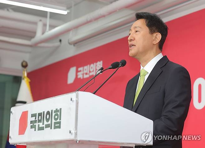지선 공약 발표하는 오세훈 서울시장 (서울=연합뉴스) 류영석 기자 = 6·3 지방선거 국민의힘 서울시장 후보로 확정된 오세훈 서울시장이 18일 서울 여의도 국민의힘 당사에서 기자회견을 하고 있다. 2026.4.18 ondol@yna.co.kr