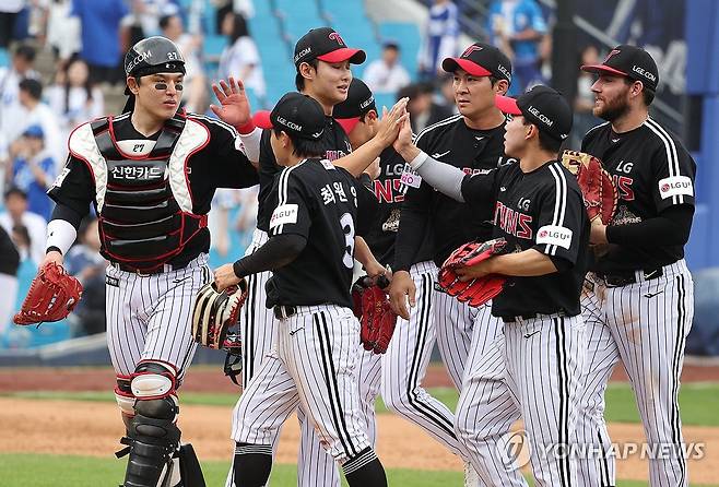 '오늘은 승리' (대구=연합뉴스) 김현태 기자 = 19일 대구 삼성라이온즈파크에서 열린 2026 신한 SOL뱅크 KBO리그 LG 트윈스와 삼성 라이온즈 경기에서 LG가 5:0으로 승리한 뒤 LG 선수들이 기뻐하고 있다. 2026.4.19 mtkht@yna.co.kr