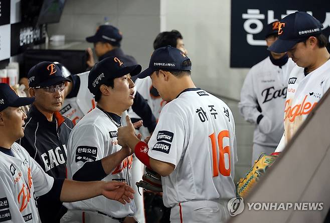 '박상원 잘했어' (대전=연합뉴스) 이주형 기자 = 16일 대전 한화생명 볼파크에서 열린 2026 신한 SOL 뱅크 KBO리그 삼성 라이온즈와 한화 이글스의 경기. 6회 초 한화 투수 박상원이 무실점으로 이닝을 끝내자 선수들이 격려해주고 있다. 2026.4.16 coolee@yna.co.kr