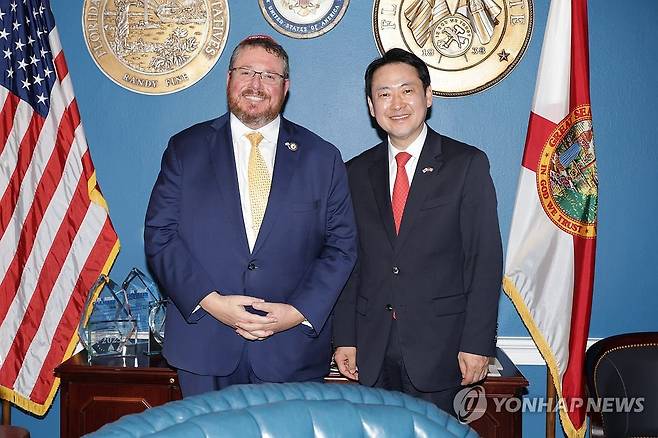 랜디 파인 하원의원 만난 장동혁 대표 (서울=연합뉴스) 국민의힘이 장동혁 대표가 사흘간 미국 체류 일정을 연장한 이후인 16일(현지시간)에 진행한 일정 관련 사진을 이날 출입기자단에 배포했다. 사진은 파일명에 16일이라고 밝힌 미 공화당 소속 랜디 파인 하원의원(플로리다)을 면담한 모습. 2026.4.19 [국민의힘 제공. 재판매 및 DB 금지] scoop@yna.co.kr