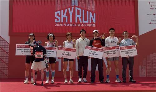 롯데타워 '스카이런'에 참여한 휴머노이드 로봇 '로이' [롯데이노베이트 제공. 재판매 및 DB 금지]