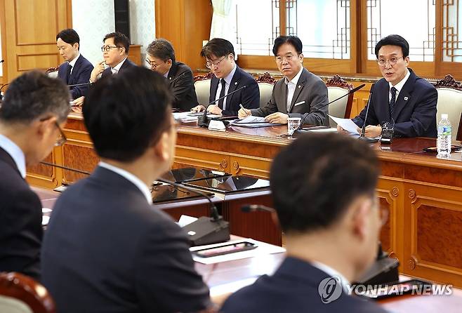 새만금 전북 대혁신TF 2차회의 (서울=연합뉴스) 신준희 기자 = 김민석 국무총리가 20일 정부서울청사에서 열린 새만금 전북 대혁신TF 2차 회의에서 발언을 하고 있다. 2026.4.20 hama@yna.co.kr