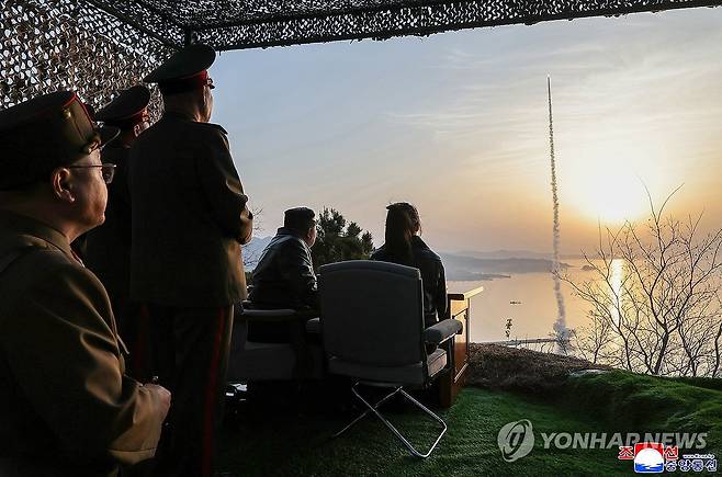 북한, 탄도미사일 집속탄두 시험발사…김정은 참관 (평양 조선중앙통신=연합뉴스) 북한이 단거리 지대지 탄도미사일 집속탄두 위력을 평가하는 시험발사에 성공했다고 밝혔다. 조선중앙통신은 20일 "미사일총국은 19일 개량된 지상 대 지상 전술탄도미사일 '화성포-11라'형 전투부(탄두) 위력 평가를 위한 시험발사를 진행하였다"고 보도했다.2026.4.20 
    [국내에서만 사용가능. 재배포 금지. For Use Only in the Republic of Korea. No Redistribution]
     nkphoto@yna.co,kr