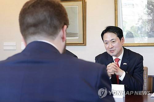 미국 국무부 차관보 면담한 장동혁 대표 (서울=연합뉴스) 국민의힘이 장동혁 대표가 사흘간 미국 체류 일정을 연장한 이후인 16일(현지시간)에 진행한 일정 관련 사진을 이날 출입기자단에 배포했다. 사진은 파일명에 16일이라고 밝힌 미국 국무부 차관보 면담 모습. 2026.4.19 [국민의힘 제공. 재판매 및 DB 금지] scoop@yna.co.kr