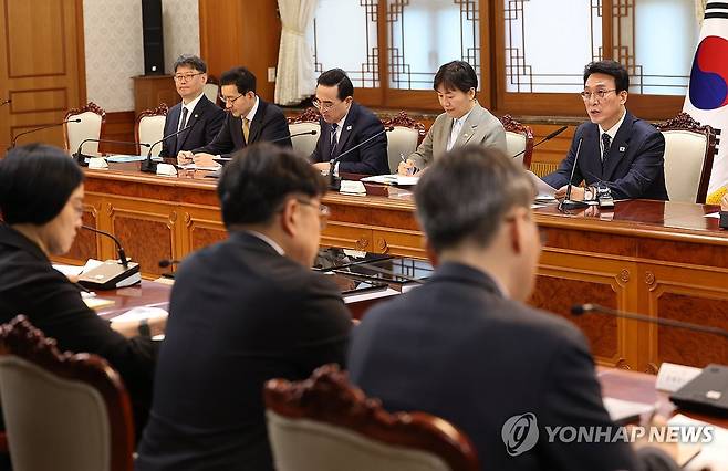 비상경제본부회의서 발언하는 김민석 총리 (서울=연합뉴스) 신준희 기자 = 김민석 국무총리가 20일 정부서울청사에서 열린 비상경제본부회의에서 발언을 하고 있다. 2026.4.20 hama@yna.co.kr