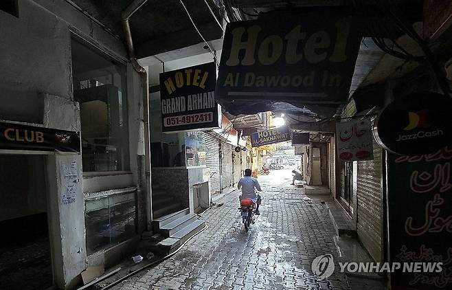 1주일 강제 영업 중단 (라왈핀디=연합뉴스) 손현규 특파원 = 미국과 이란이 2차 종전 협상을 앞둔 가운데 지난 19일(현지시간) 오후 중재국 파키스탄의 군사도시 라왈핀디에 있는 숙박업소가 정부 방침으로 영업을 중단하고 있다. 
    이는 미국이나 이란 대표단이 항공기를 타고 라왈핀디에 있는 누르 칸 공군기지에 도착할 경우에 대비해 미리 안전을 확보하려는 조치로 풀이된다. 2026.4.20 son@yna.co.kr