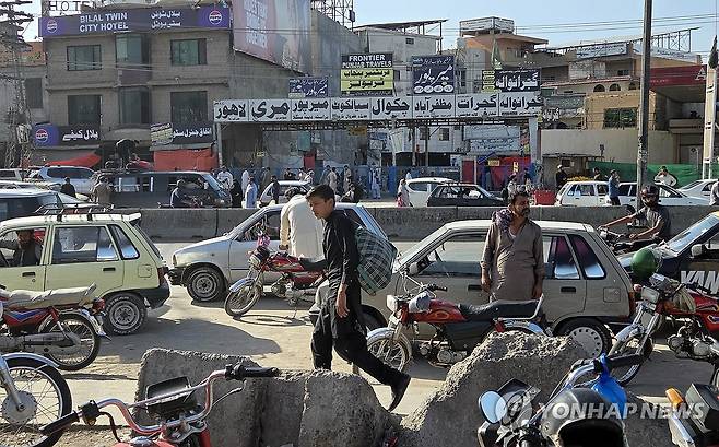 1주일 봉쇄된 파키스탄 군사도시 라왈핀디 (라왈핀디=연합뉴스) 손현규 특파원 = 미국과 이란이 2차 종전 협상을 앞둔 가운데 지난 19일(현지시간) 오후 중재국 파키스탄의 군사도시 라왈핀디에서 주민들이 귀가를 서두르고 있다. 
    이는 미국이나 이란 대표단이 항공기를 타고 라왈핀디에 있는 누르 칸 공군기지에 도착할 경우에 대비해 미리 안전을 확보하려는 조치로 풀이된다. 2026.4.20 son@yna.co.kr