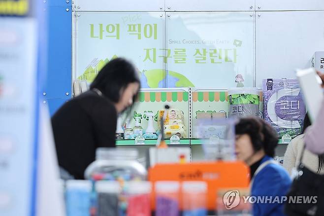 '나의 픽이 지구를 살린다' (여수=연합뉴스) 김혜인 기자 = 20일 전남 여수 세계박람회장 엑스포디지털갤러리에서 열린 2026 대한민국 기후환경에너지 대전에서 한 관람객이 병뚜껑으로 열쇠고리를 만드는 체험 프로그램을 하고 있다. 2026.4.20 in@yna.co.kr