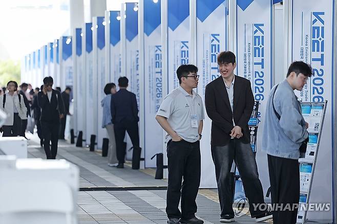 기후환경에너지 대전 부스 행렬 (여수=연합뉴스) 김혜인 기자 = 20일 전남 여수 세계박람회장 엑스포디지털갤러리에서 열린 '2026 대한민국 기후환경에너지 대전'에서 참석자 및 방문객들이 이동하고 있다. 2026.4.20 in@yna.co.kr