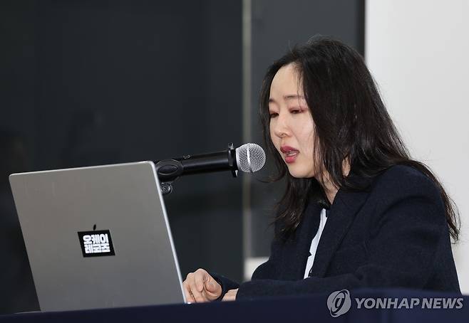 풋옵션 승소 관련 기자회견 연 민희진 (서울=연합뉴스) 이재희 기자 = 민희진 어도어 전 대표가 25일 서울 종로구 교원챌린지홀에서 열린 민희진-하이브 간 255억 풋옵션 소송 1심 승소 관련 기자회견에서 발언하고 있다. 2026.2.25 scape@yna.co.kr