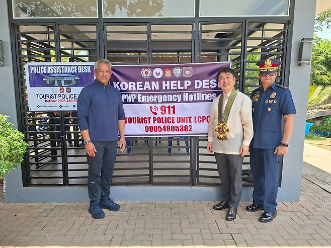 필리핀 내무장관, 전국 코리안헬프데스크 세곳 방문 (세부[필리핀]=연합뉴스) 존빅 레물라 필리핀 내무장관(왼쪽)과 이상화 주필리핀 한국대사(오른쪽에서 2번째) 등이 20일(현지시간) 필리핀 중부 세부시 경찰청의 한국인 대상 범죄 전담반 '코리안 헬프 데스크'를 방문했다.