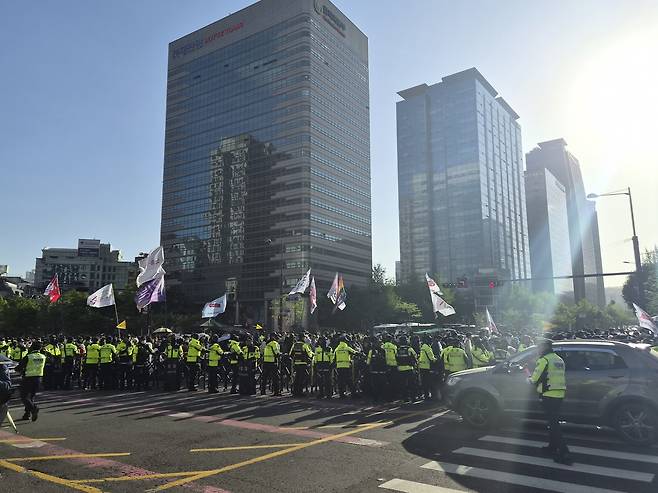 전국장애인차별철폐연대(전장연)가 20일 오후 광화문 서십자각에서 4·20장애인차별철폐공동투쟁단과 '4·20장애인차별철폐공동투쟁 1박2일 결의대회'를 연 뒤 행진하다 광화문 사거리 인근에서 경찰과 대치하고 있다. [촬영 이율립]