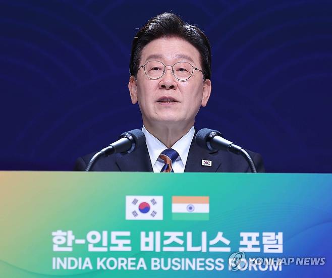 이재명 대통령, 한-인도 비즈니스 포럼 발언 (뉴델리=연합뉴스) 김도훈 기자 = 이재명 대통령이 20일(현지시간) 인도 뉴델리 바라트 만다팜 컨벤션센터에서 열린 한-인도 비즈니스포럼에서 발언하고 있다. 2026.4.20 superdoo82@yna.co.kr