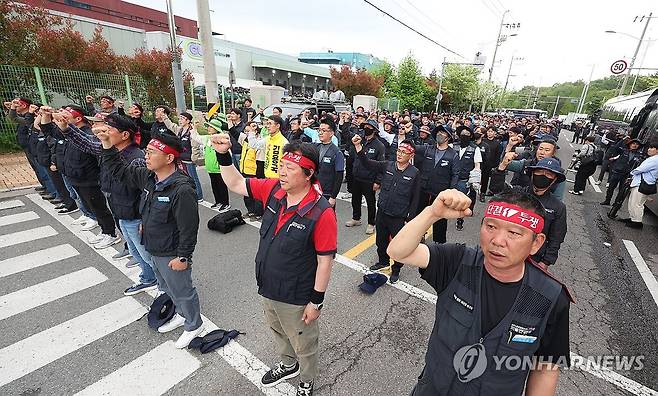 화물연대 진주 집회 (진주=연합뉴스) 김동민 기자 = 화물연대 조합원이 20일 오후 경남 진주시 정촌면 BGF로지스 진주센터에서 'CU 물류 노동자 권리보장 촉구' 집회에서 이날 오전 숨진 동료를 추모하는 '임을 위한 행진곡'을 제창하고 있다. 2026.4.20 image@yna.co.kr