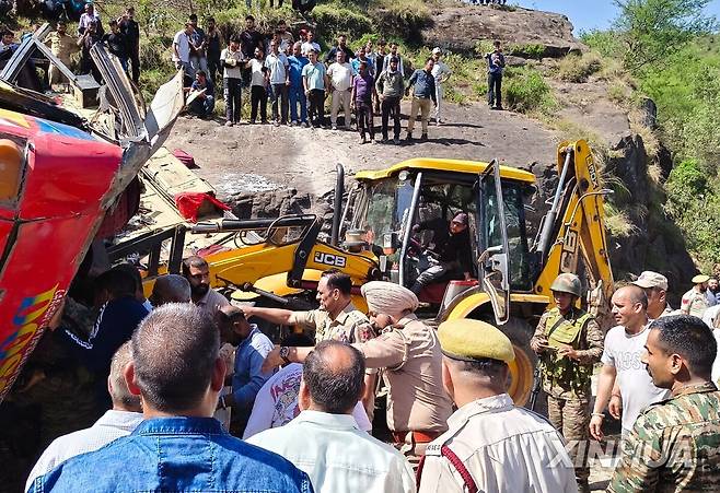 인도령 카슈미르 산골 도로에서 버스 추락…최소 21명 사망 (뉴델리 신화=연합뉴스) 20일(현지시간) 인도 북부 인도령 카슈미르에서 버스가 협곡 아래로 추락한 현장