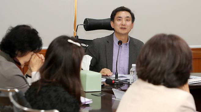 ▲ 20일 인천일보 회의실에서 열린 '2026년 4월 시민편집위원회'에 참석한 시민편집위원들이 지면에 대해 평가하고 있다. /박준엽 수습기자 jun010209@incheonilbo.com