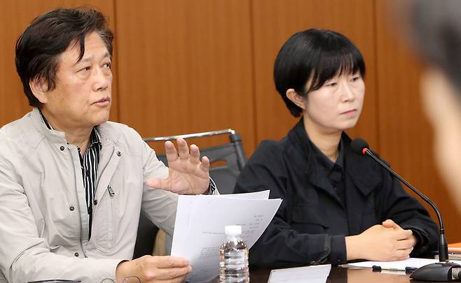 ▲ 20일 인천일보 회의실에서 열린 '2026년 4월 시민편집위원회'에 참석한 시민편집위원들이 지면에 대해 평가하고 있다. /박준엽 수습기자 jun010209@incheonilbo.com