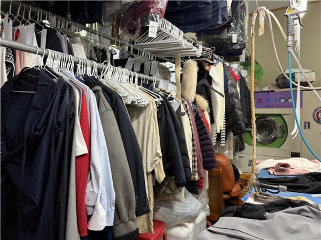 ▲&nbsp;인천의 한 세탁소 전경. 최근 국제 유가 상승 여파로 드라이클리닝에 쓰이는 세탁용 기름 가격이 오르면서 영세 세탁소의 경영난이 심화하고 있다. /김소연 수습기자&nbsp;kimsoyeon330@incheonilbo.com