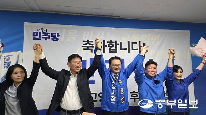 20일 민경선 더불어민주당 고양특례시장 후보(가운데)가 민주당 고양시장 결선에서 최종 승리를 확정지은 후 (왼쪽에서부터)이영아, 장제환, 최승원, 이경혜 전 후보와 만세를 외치고 있다. 김태훈 기자