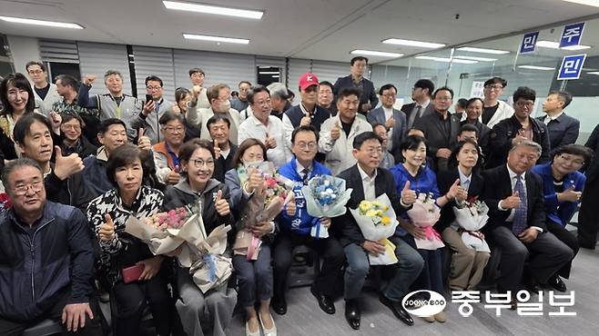 20일 민경선 더불어민주당 고양특례시장 후보(가운데)가 민주당 고양시장 결선에서 최종 승리를 확정지은 후 지지자들과 기념사진을 촬영하고 있다. 김태훈 기자