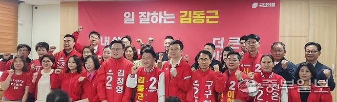 21일 의정부시청 브리핑룸에서 김동근 시장이 출마 기자회견을 마친 뒤 도·시의원 예비후보, 지지자들과 필승을 외치고 있다. 김창학 기자