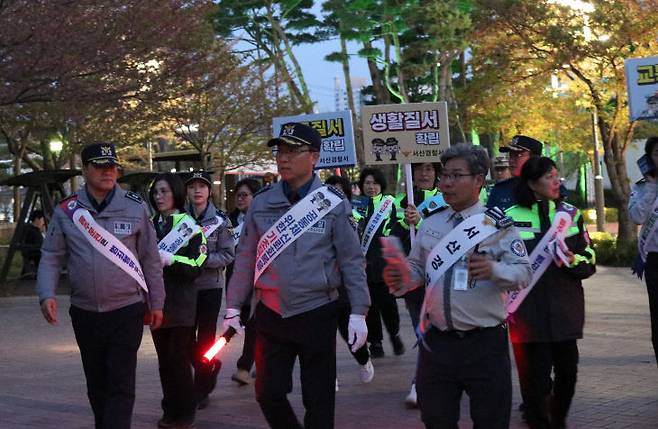 서산경찰서는 4월 17일 오후 7시 호수공원과 서령상가 일대에서 자율방범대원 50명과 함께 야간 합동순찰을 실시했다. (사진=서산경찰서 제공)