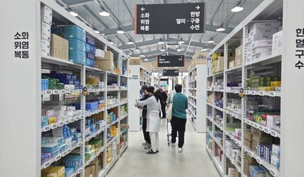 21일 오전 10시10분쯤 충북 청주시 청원구의 한 창고형 약국에서 약사가 한 손님에게 복약지도를 하고 있다./이용주기자