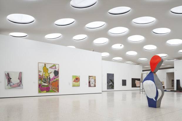 슈테델 미술관의 지하 1층에 자리한 현대미술 전시장. 천장의 195개 채광창을 통해 자연광이 들어오는 독특한 디자인으로 설계된 이 곳은 1945년 이후의 작품들이 전시돼 있다.