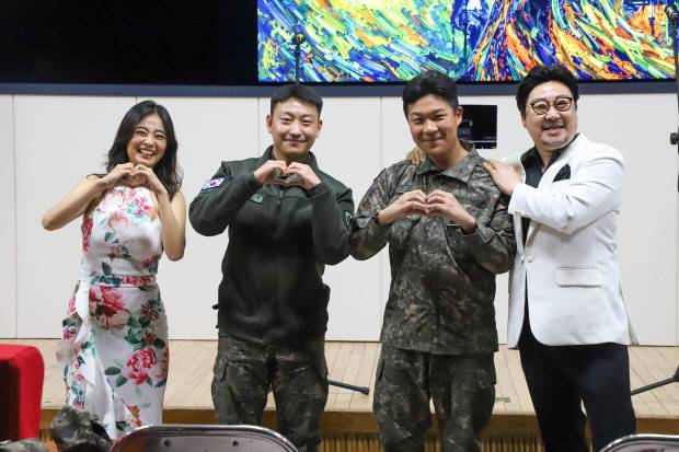 광주시립오페라단이 군부대와 학교, 공공기관 등 시민의 일상 공간에서 ‘찾아가는 공연’을 선보인다. 지난 9일 31사단을 찾아간 성악가들이 장병들과 기념촬영을 하고 있다.<광주시립오페라단 제공>