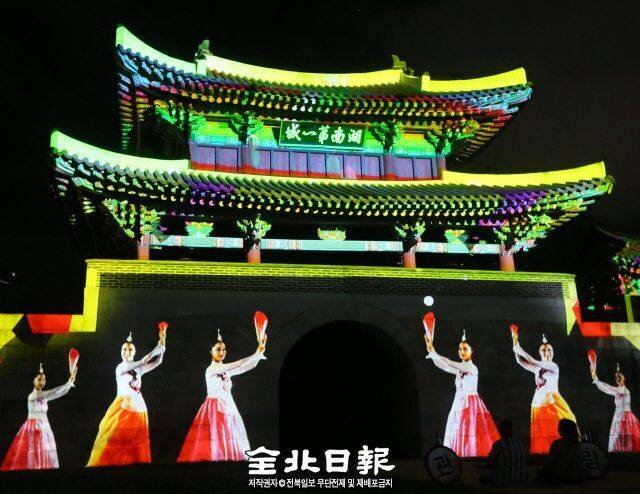 천만 관광객을 자랑하는 전주시가 ‘숙박률 10%’라는 저조한 성적표를 받아 들면서 야간 관광의 판을 새로 짜고 있다. 관광객이 가장 많이 몰리는 금·토요일을 집중 공략해 머물다 가는 관광지를 만든다는 목표다. /전북일보 자료사진