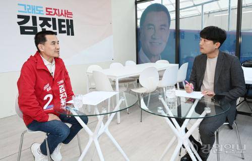 ◇국민의힘 김진태 강원지사 예비후보가 20일 춘천시 온의동에 마련된 강원인캠프에서 본보 정치부 윤종현 기자와 인터뷰를 갖고 있다. 박승선기자