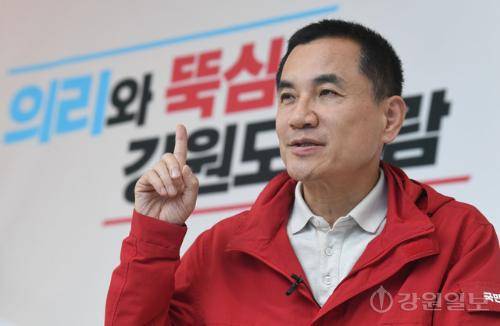 ◇국민의힘 김진태 강원지사 예비후보는 20일 춘천시 온의동 강원인캠프에서 본보 정치부 윤종현 기자와 인터뷰를 가졌다. 박승선기자