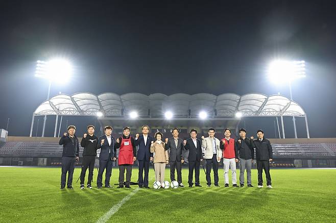17일 저녁, 문경시민운동장 점등 시연에 나온 이동욱 부시장과 이정걸 시의회 의장, 도·시의원, 체육회장, 문경시 관계자들. /문경시 제공