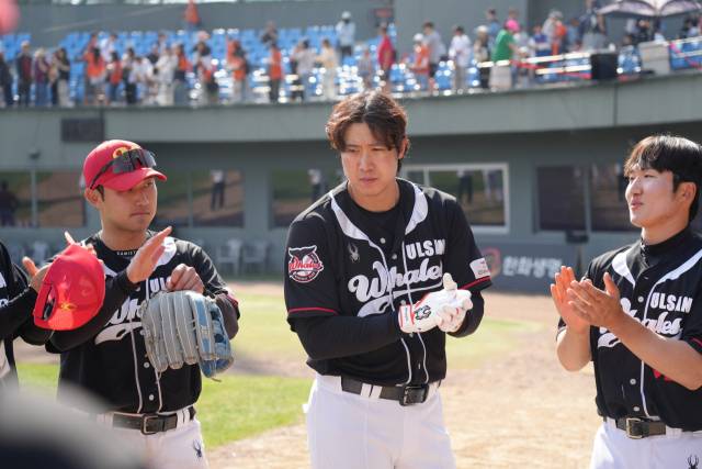 김동엽이 2일 연속 홈런포를 쏘아 올리며 한화전 위닝시리즈를 거뒀다. 울산웨일즈 제공