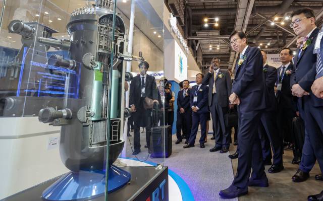 2024년 4월 부산 해운대구 벡스코에서 열린 ‘2024 부산국제원자력산업전’에서 내빈과 관람객들이 한국원자력연구원 부스를 살펴보고 있다. 부산일보DB