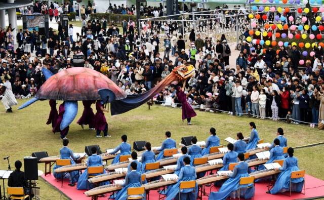 지난해 개최된 가야문화축제 기간 중 대성동고분군 일대에서 '가야판타지아' 공연이 펼쳐지고 있다. 김해시 제공