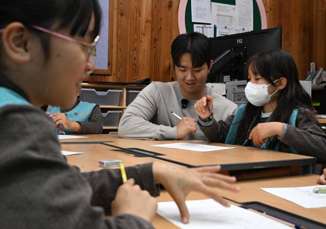진휘준 기자가 함양군 금반초에서 수업을 진행하고 있다./성승건 기자/