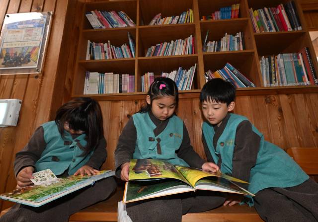 금반초 학생들이 복도에 마련된 작은도서관에서 독서를 하고 있다./성승건 기자/