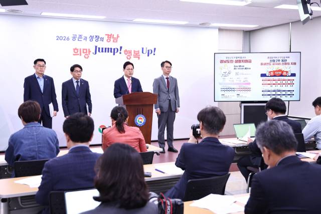 박완수 경남도지사가 21일 경남도청 프레스센터에서 '경남도민 생활지원금' 지급 계획 브리핑을 하고 있다./경남도/