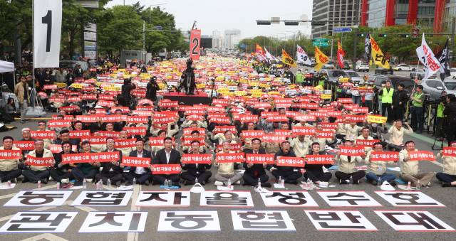 21일 서울 여의도에서 열린 ‘농협 자율성 수호 농민 결의대회’에서 전국 농축협 조합장과 농민들이 ‘농협 자율성 수호’, ‘관치 농협 반대’ 등의 문구가 적힌 피켓을 들고 있다./농협중앙회/