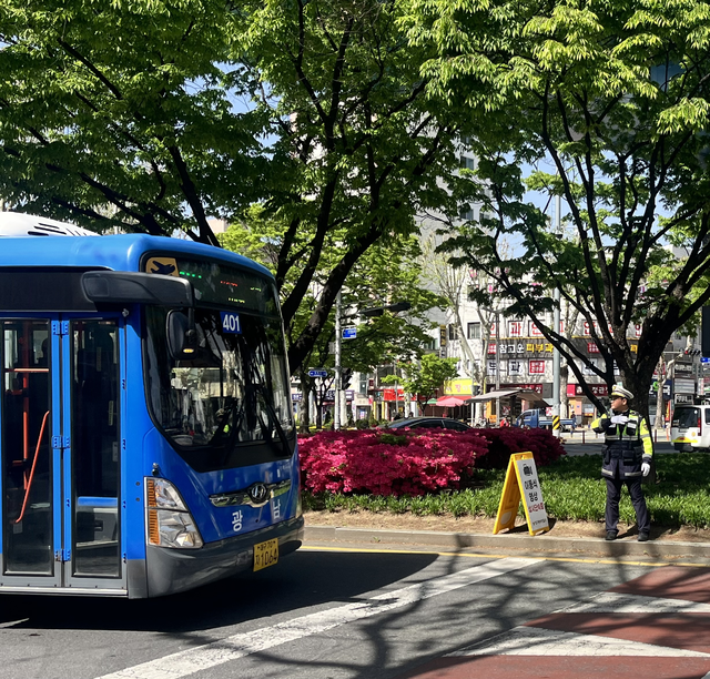 현장에 배치된 경찰관이 우회전 차로 앞 횡단보도에서 차량 통행을 지도하고 있다. 김정원 기자