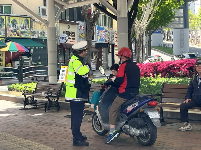 우회전 차로 집중단속을 피해 인도에 진입한 오토바이 운전자가 경찰관에게 적발됐다. 김정원 기자