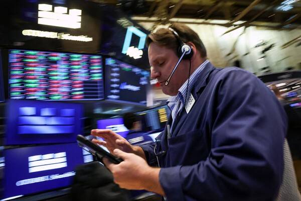 2026년 4월 20일, 미국 뉴욕시의 뉴욕증권거래소(NYSE)에서 거래자들이 거래장에서 업무를 보고 있다. [출처=연합뉴스]