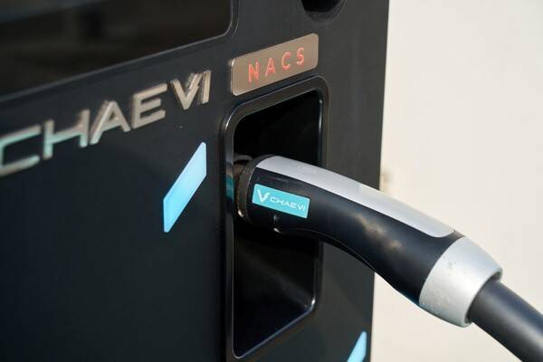 NACS 커넥터가 장착돼 테슬라 차량도 편리하게 충전 가능한 채비 3세대 급속 충전기 '슈퍼소닉(SuperSonic)'