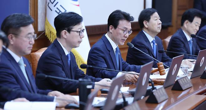 김민석 국무총리가 21일 서울 종로구 정부서울청사에서 열린 국무회의 겸 비상경제본부회의에서 개회 선언을 하고 있다.(연합뉴스)