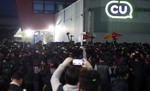 20일 오후 경남 진주시 정촌면 BGF로지스 진주센터에서 화물연대 관계자가 센터 입구로 진입하려는 과정에서 경찰과 대치하고 있다. 이날 센터 입구에서 집회 중 2.5t 화물차가 집회 참가자와 부딪치는 사고가 발생해 1명이 숨지고, 2명이 다쳤다.(연합)