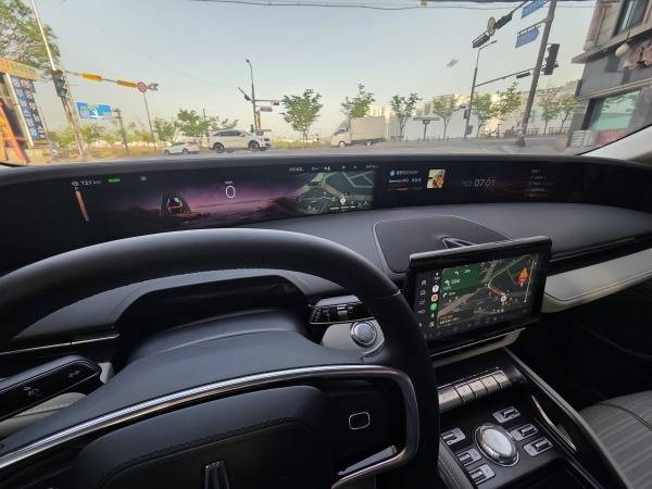 차량 내부에 적용된 48인치 파노라마 디스플레이./사진=미디어펜 이용현 기자