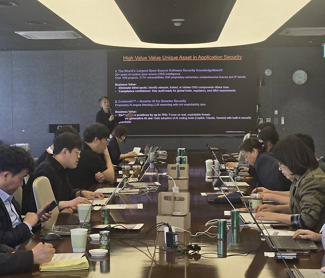 옌 청 블랙덕 APAC 채널 총괄이 21일 기자간담회에서 블랙덕의 AI 코드 보안 전략과 '시그널(Signal)'을 소개하고 있다. /전시현 기자